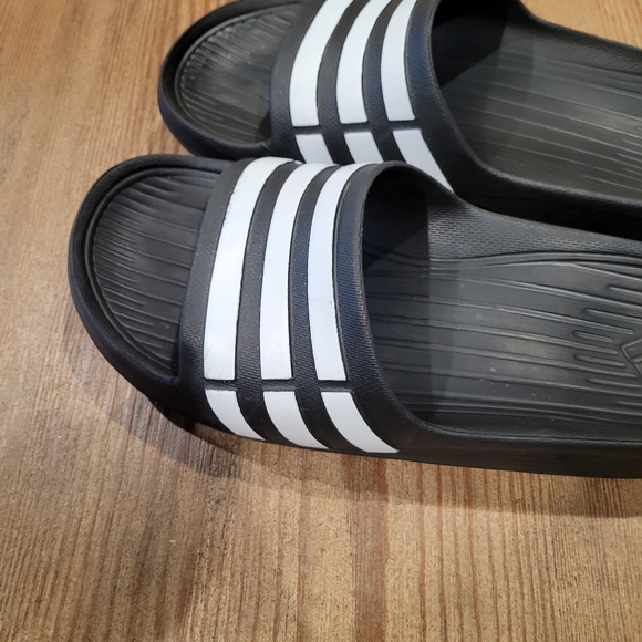 Adidas shower slides Kids 6/ W8 - Picture 3 of 4